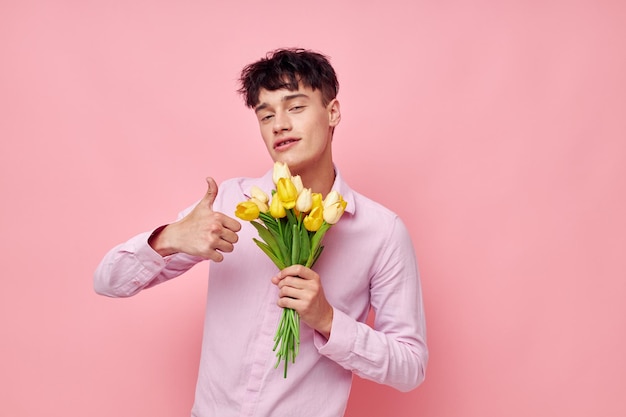 Beau mec Bouquet de fleurs jaunes romance posant mode de vie inchangé