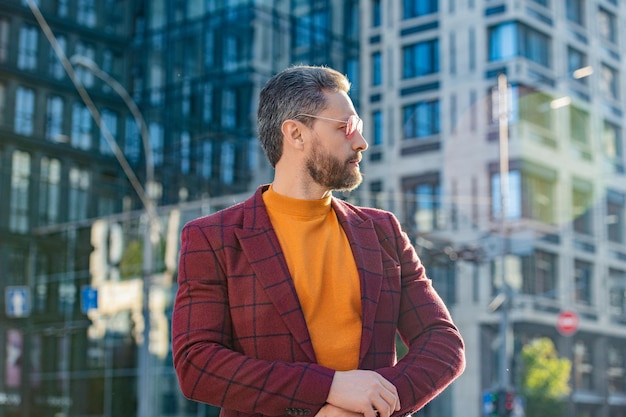 Beau mec élégant en veste mec élégant en plein air dans la rue mec élégant à l'extérieur photo d'un mec élégant portant une veste