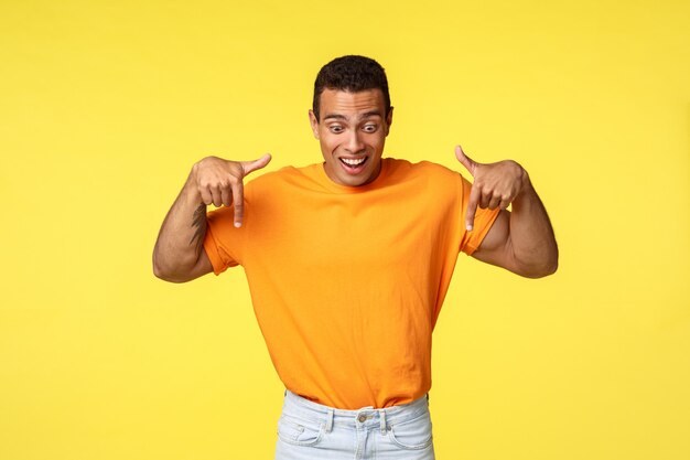 Beau mec excité beau en t-shirt orange