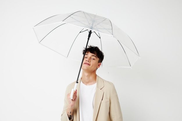 Beau mec parapluie transparent un homme dans une veste légère fond isolé inchangé