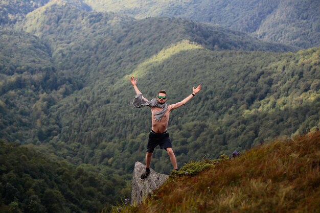 Beau mec sur le versant de la montagne