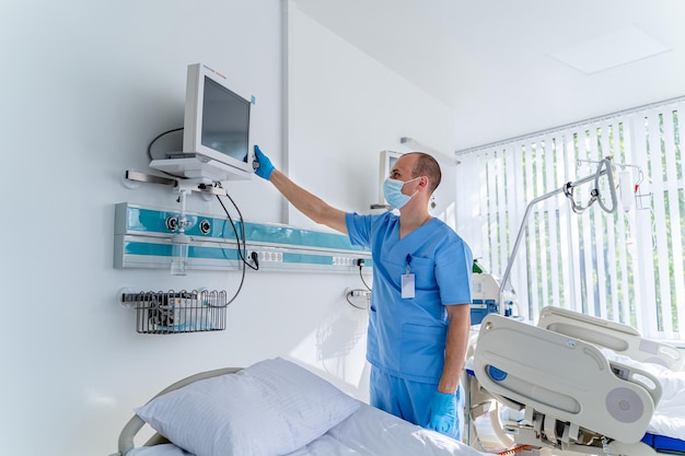 Beau médecin dans le service moderne de l'hôpital. Jeune chirurgien spécialiste en salle d'urgence.