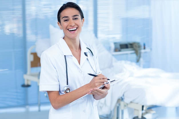 Beau médecin souriant, souriant à la caméra