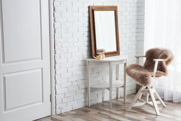 Beau miroir sur table dans une salle de maquillage moderne