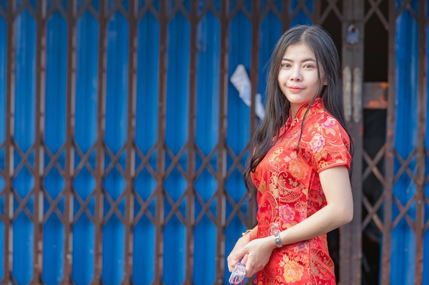 Beau modèle asiatique portant le traditionnel nouvel an chinois Cheongsam.