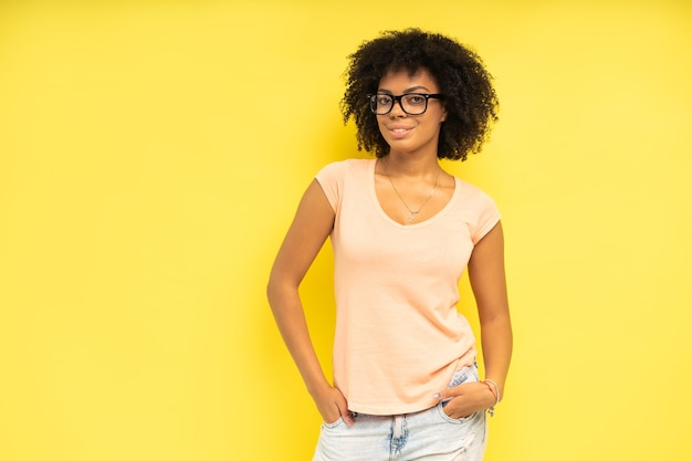 Beau modèle féminin afro-américain qui pose en studio.