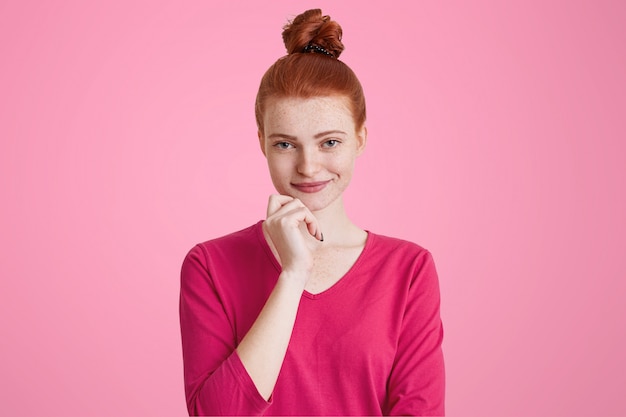 Beau modèle féminin avec une peau de rousseur a un sourire charmant