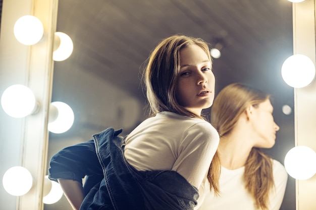 Beau modèle féminin posant près du miroir