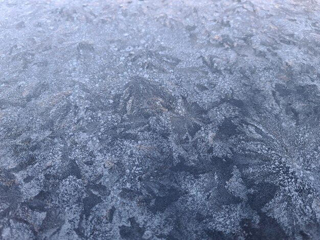 Beau modèle de givre sur fond de verre