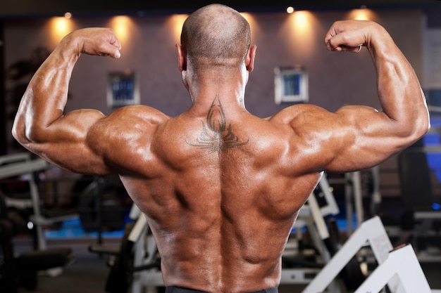 Beau modèle homme muscle séance d'entraînement abs dans la salle de gym