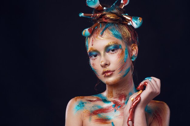 Beau modèle avec maquillage créatif multicolore