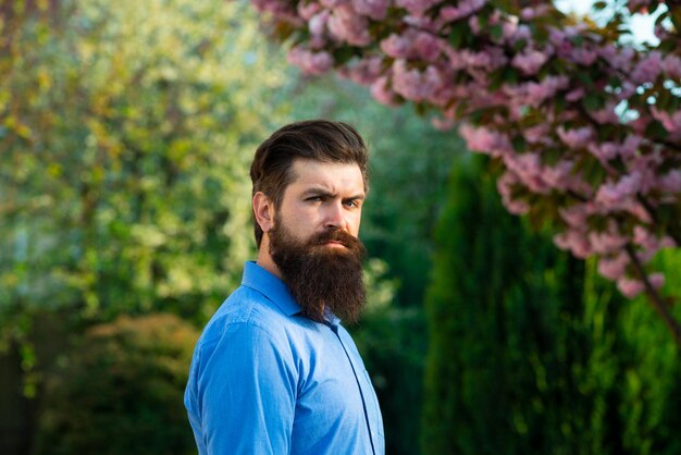 Beau modèle masculin barbe moustache et coiffure blonde porte une chemise décontractée au printemps