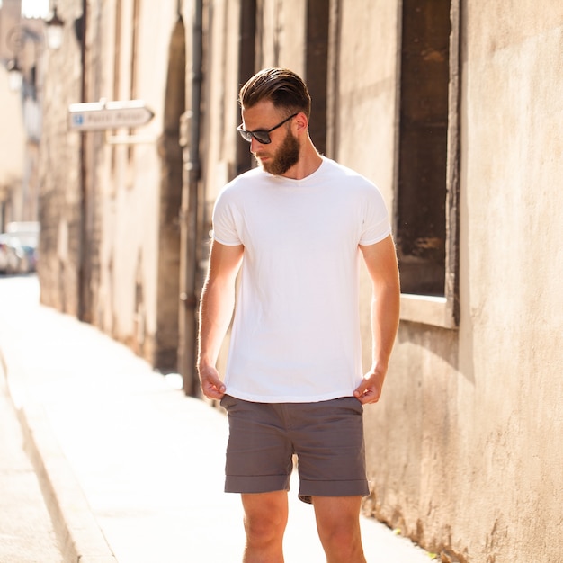 Beau Modèle Masculin Hipster Avec Barbe Portant Un T-shirt Blanc Blanc Avec Un Espace Pour Votre Logo Ou Design Dans Un Style Urbain Décontracté