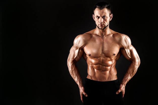 Beau modèle masculin posant au studio.