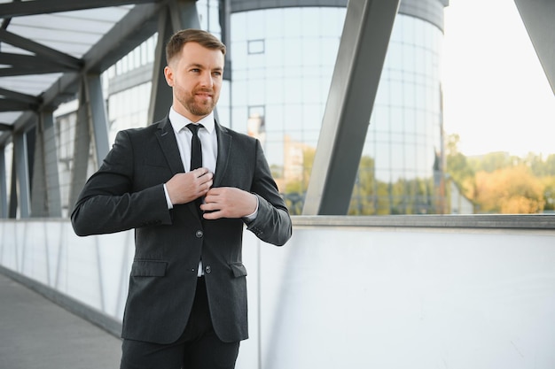 Beau modèle masculin posant vêtu d'un costume de dos