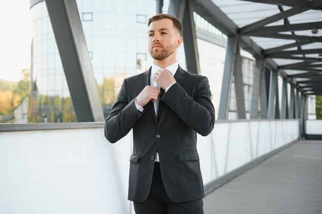 Beau modèle masculin posant vêtu d'un costume de dos