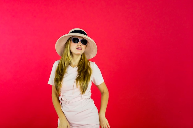 Beau modèle posant avec un chapeau en studio