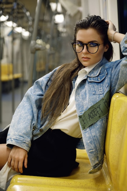 beau modèle pose dans le wagon du métro