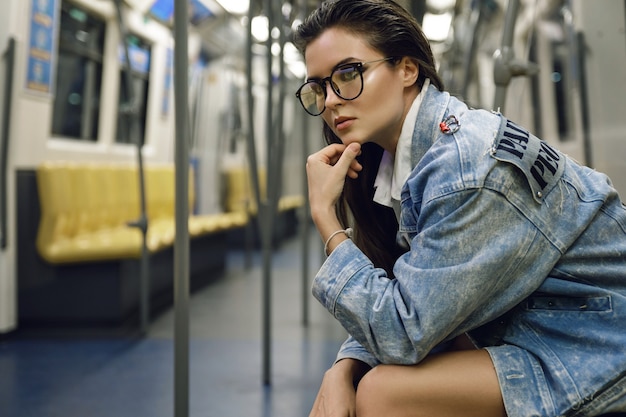 beau modèle pose dans le wagon du métro