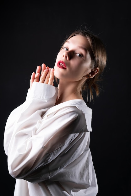 Beau modèle studio fille maquillage élégance beauté portrait coiffure jolie femme posant