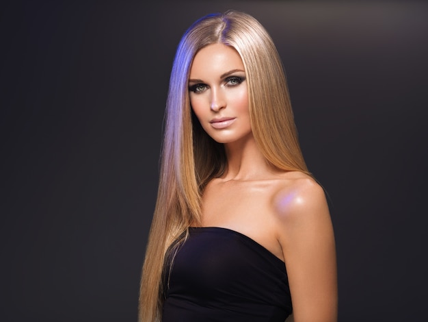 Beau modèle de style de soirée coiffure femme cheveux blonds