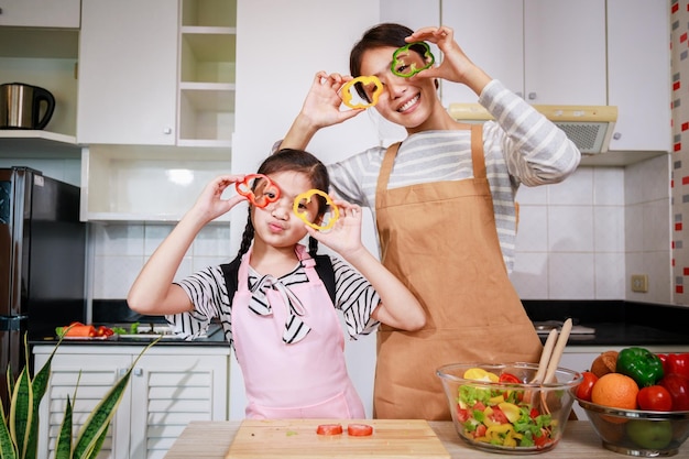 Un beau moment de mère et d'enfant préparant des aliments sains et s'amusant