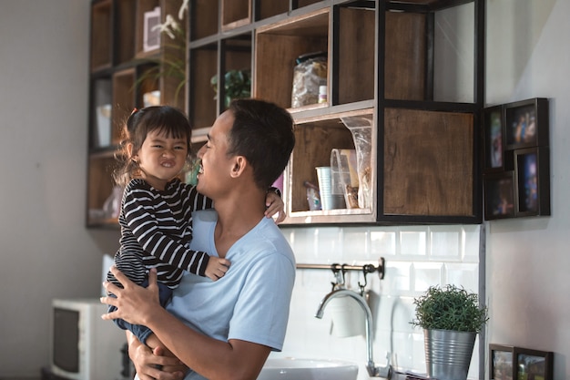 Beau moment avec papa à la maison