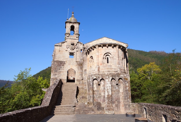 Photo beau monastère en espagne sur un ciel bleu