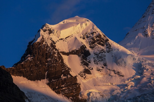 Beau mont Robson en saison estivale, Canada