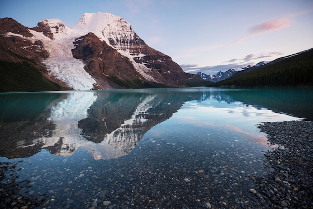 Beau mont Robson en saison estivale, Canada