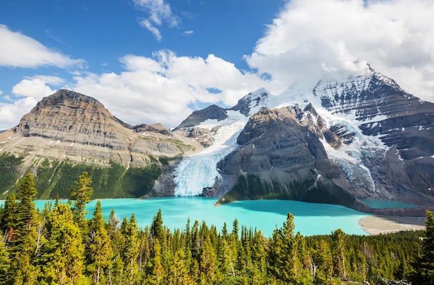 Beau mont Robson en saison estivale, Canada