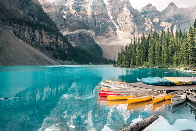 Photo beau, moraine, lac, dans, parc national banff, alberta, canada