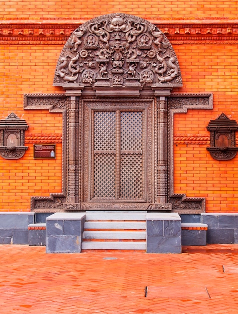 Beau motif sur un mur de briques rouges d'un temple bouddhiste public en Chine.