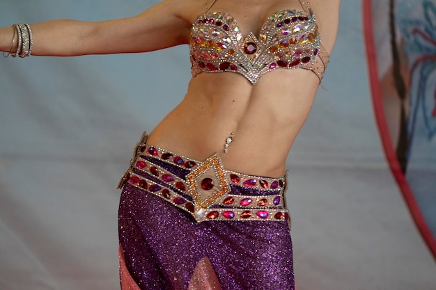 Beau mouvement de danseuse du ventre orientale