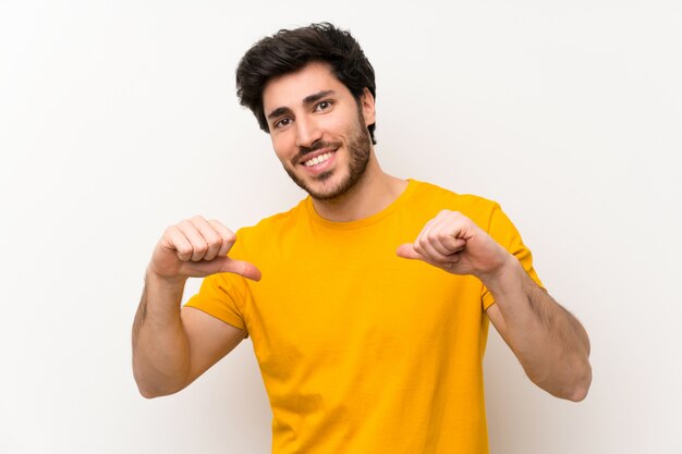 Beau sur un mur blanc isolé fier et satisfait