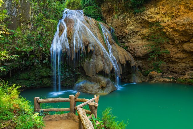 Beau Mur D'eau Dans Le Parc National De Mae Ping, Province De Lamphun, Thaïlande.