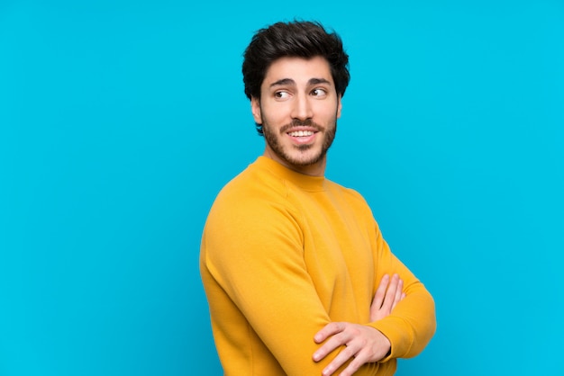 Photo beau mur isolé bleu heureux et souriant