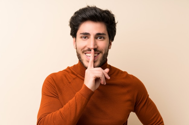 Beau sur mur isolé, faisant le geste du silence