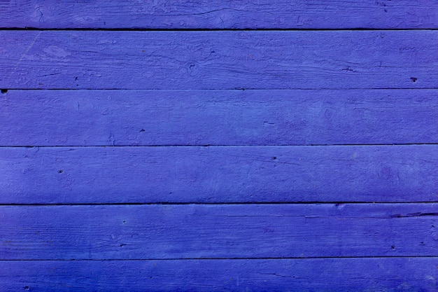 Beau mur violet en bois sur la maison