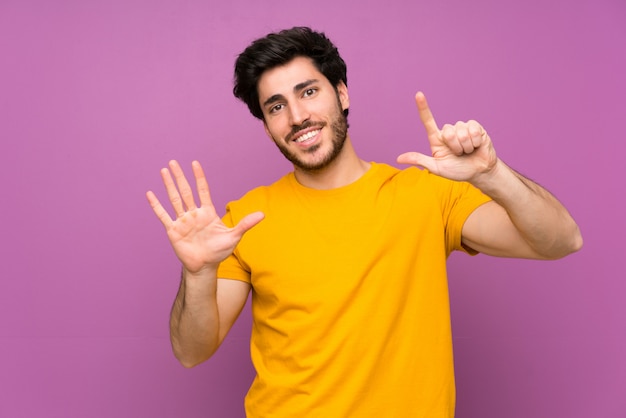 Beau mur violet isolé comptant sept avec les doigts