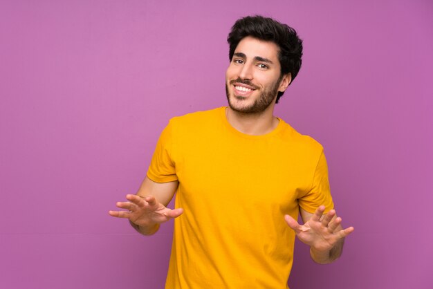 Beau mur violet isolé souriant