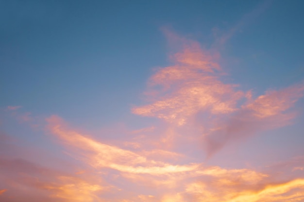 Beau naturel du ciel du soir