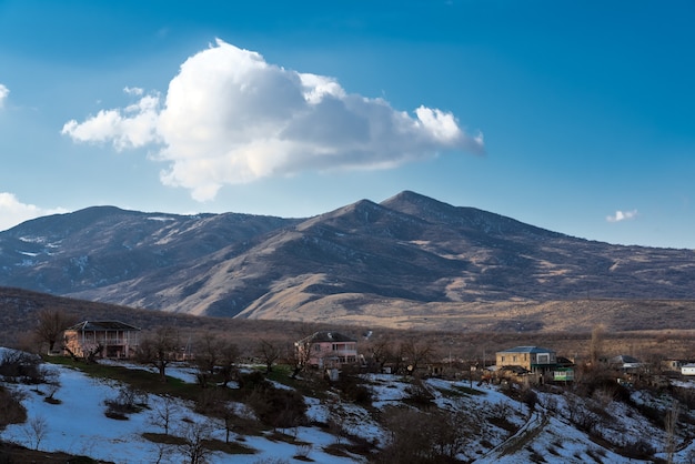 Beau nuage au-dessus d'une chaîne de montagnes