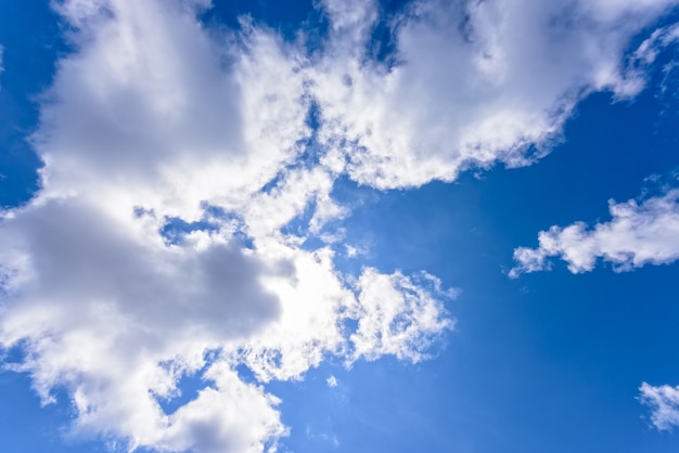 Beau nuage blanc de ciel bleu et lumière du soleil à l'été en Thaïlande