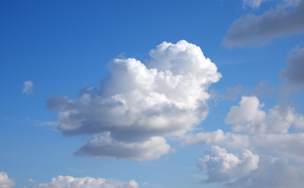 Un beau nuage blanc sur un ciel bleu