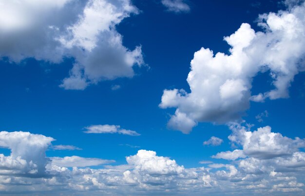 Beau nuage blanc sur le ciel