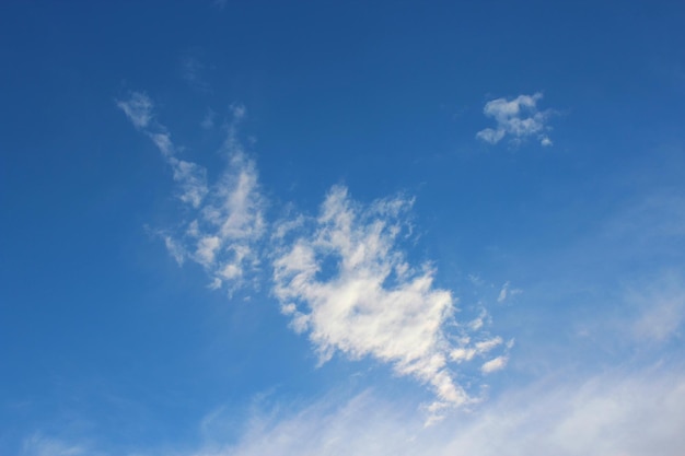 beau nuage blanc sur le fond de ciel bleu