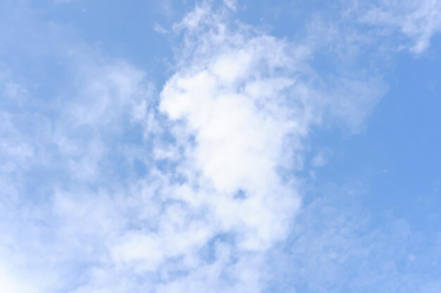 beau nuage sur le ciel bleu en arrière-plan