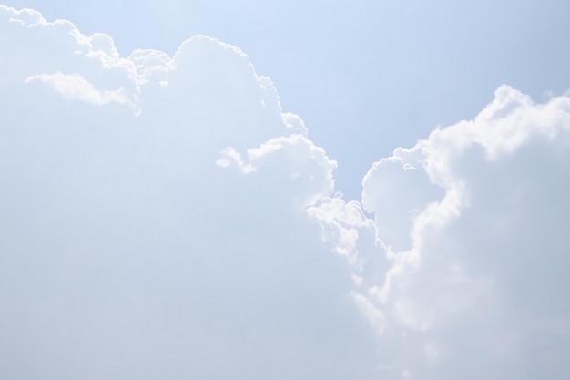 beau nuage sur le ciel bleu en arrière-plan