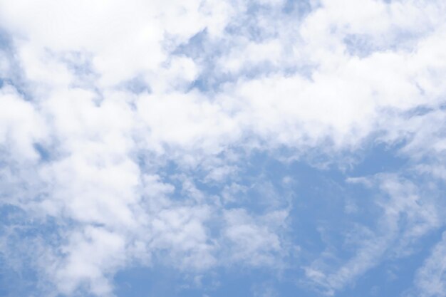 un beau nuage sur un ciel bleu en arrière-plan